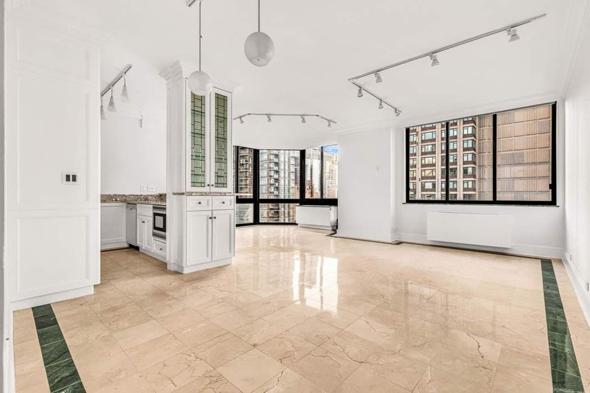 Photo for Bristol Plaza - 200 East 65th Street Condominium in Upper East Side, Manhattan