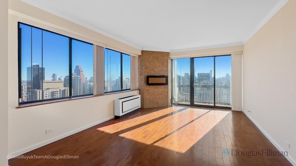 Photo for The Saratoga - 330 East 75th Street Condominium in Upper East Side, Manhattan